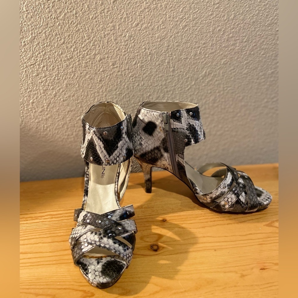 Bellini~Neutral~Wild~Faux Leather~Snakeskin~Heel~Sandal~Side Zip Closure~Size 7